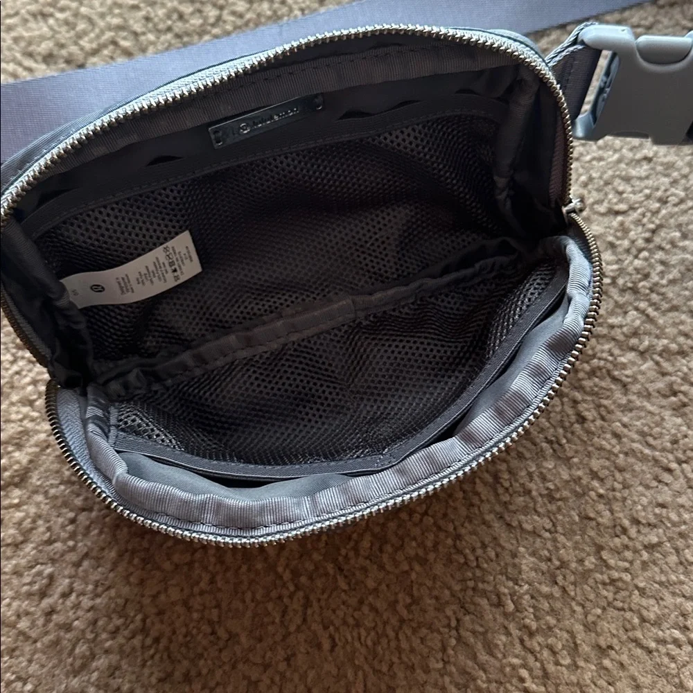 Lululemon everywhere belt bag 1L - Picture 2 of 3